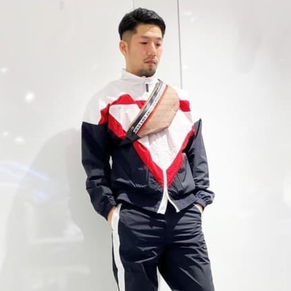 New GUESS Men's Sporty Triangle Logo Windbreaker - Picture 5 of 9